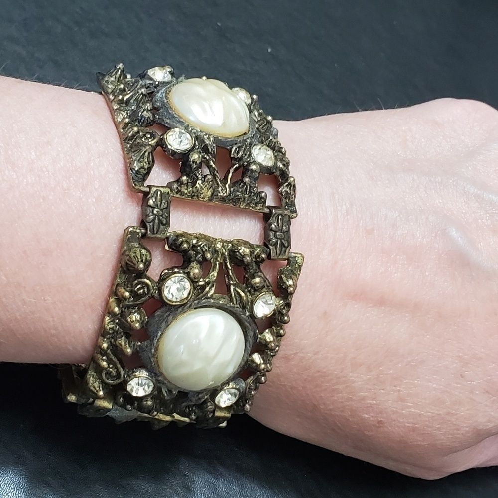 Vintage gold tone chunky bracelet 7"